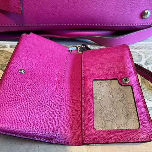 Michael Kors Raspberry Hamilton & Wristlet - Picture 6 of 6